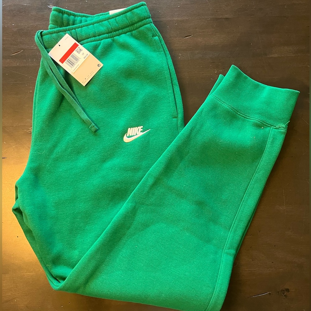 Nike Standard Fit Taper leg Regular Length joggers